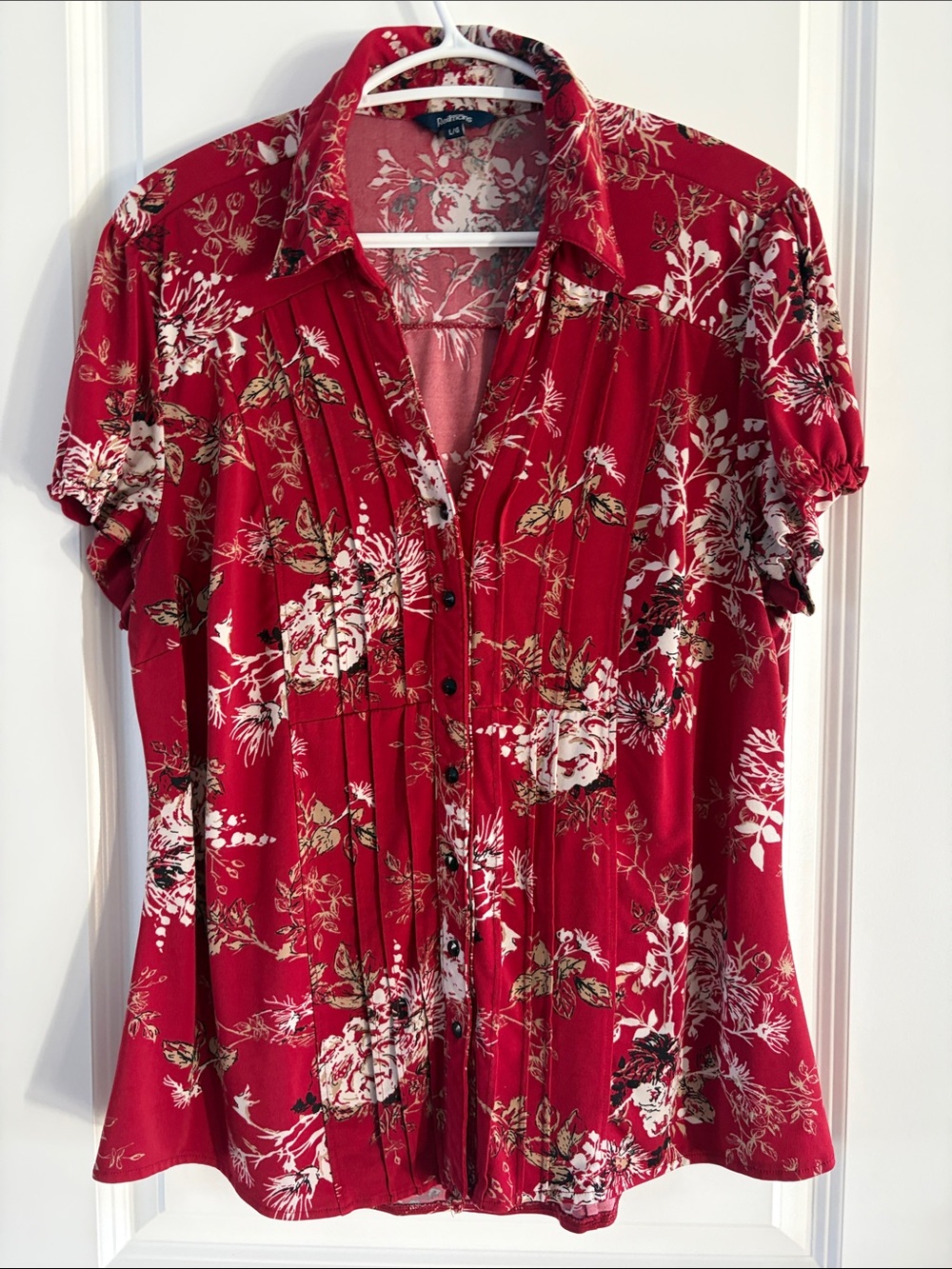 Reitmans Red Floral Short-Sleeve Button-Down Blouse. C12